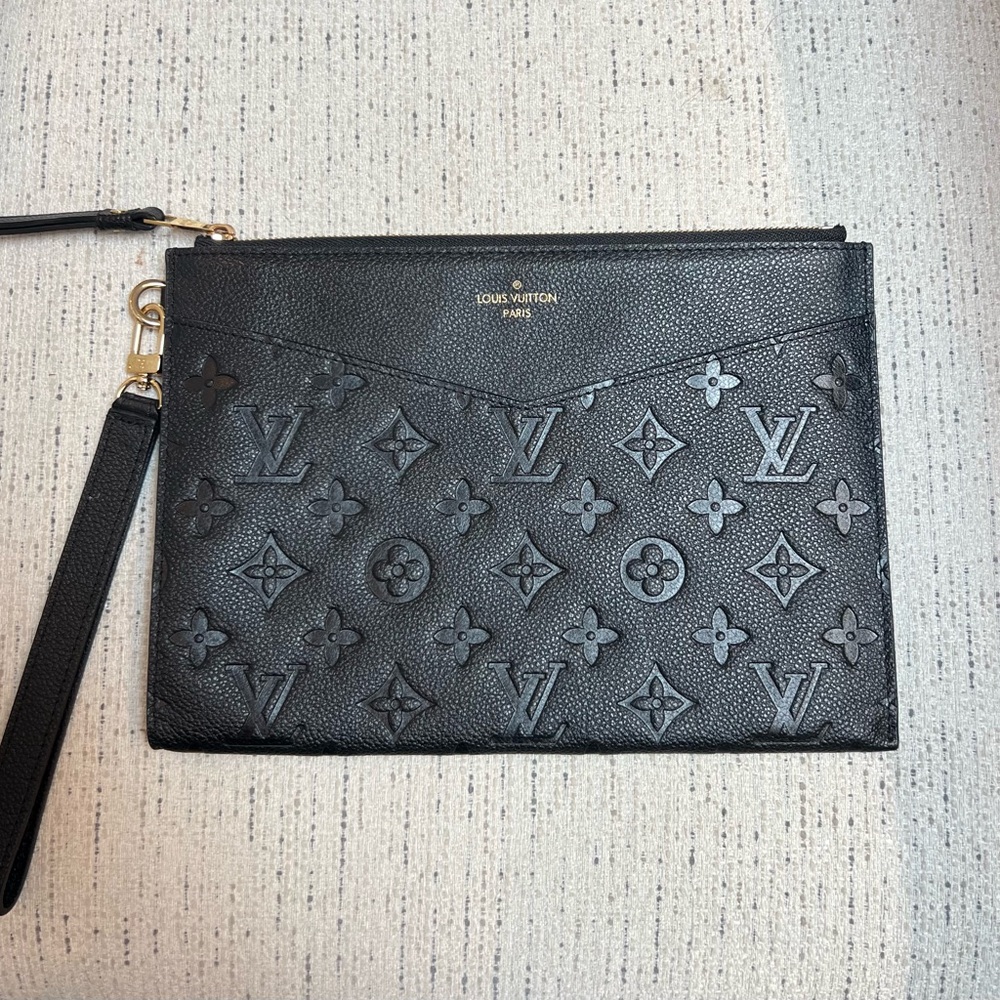 🩷🩷🩷 Louis Vuitton Black Monogram Wristlet-Melanie Pochette MM - Picture 8 of 16